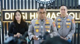 Kadiv Humas Polri Irjen Pol. Johnny Eddizon Isir saat memberikan penjelasan mengenai sejumlah pejabat Polri mendapat penugasan baru dalam mutasi 88 Pati dan Pamen yang mencakup jabatan strategis Mabes Polri serta 19 Kapolda.