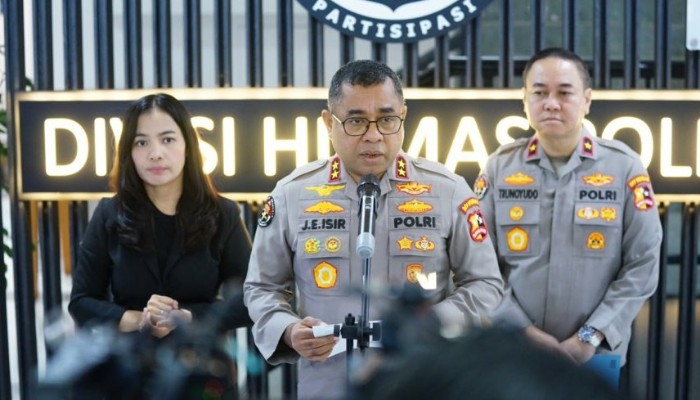 Kadiv Humas Polri Irjen Pol. Johnny Eddizon Isir saat memberikan penjelasan mengenai sejumlah pejabat Polri mendapat penugasan baru dalam mutasi 88 Pati dan Pamen yang mencakup jabatan strategis Mabes Polri serta 19 Kapolda.