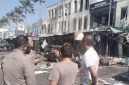 Petugas melakukan olah TKP di lokasi ledakan Ruko San Antonio, Pakuwon City, Surabaya, Selasa (6/10/2026).