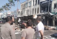 Petugas melakukan olah TKP di lokasi ledakan Ruko San Antonio, Pakuwon City, Surabaya, Selasa (6/10/2026).