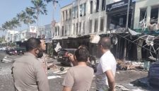 Petugas melakukan olah TKP di lokasi ledakan Ruko San Antonio, Pakuwon City, Surabaya, Selasa (6/10/2026).