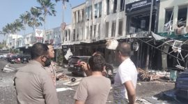 Petugas melakukan olah TKP di lokasi ledakan Ruko San Antonio, Pakuwon City, Surabaya, Selasa (6/10/2026).