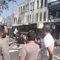 Petugas melakukan olah TKP di lokasi ledakan Ruko San Antonio, Pakuwon City, Surabaya, Selasa (6/10/2026).