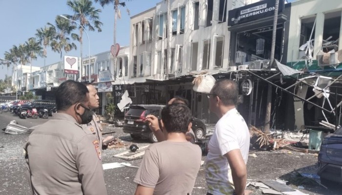 Petugas melakukan olah TKP di lokasi ledakan Ruko San Antonio, Pakuwon City, Surabaya, Selasa (6/10/2026).