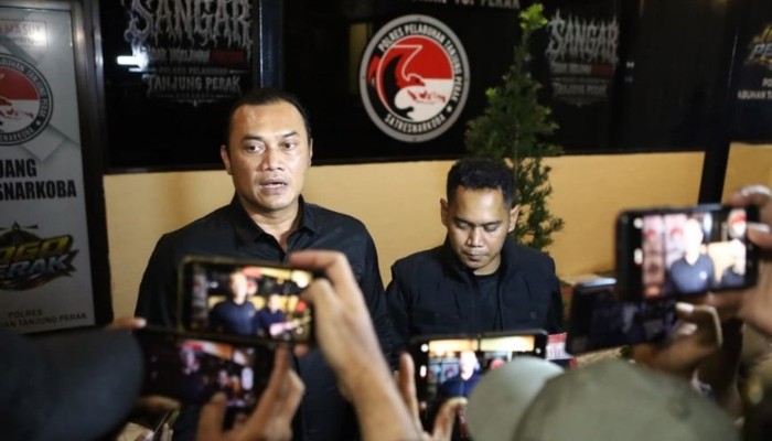 Pengungkapan kasus peredaran narkotika lintas daerah oleh Satresnarkoba Polres Pelabuhan Tanjung Perak, Surabaya.