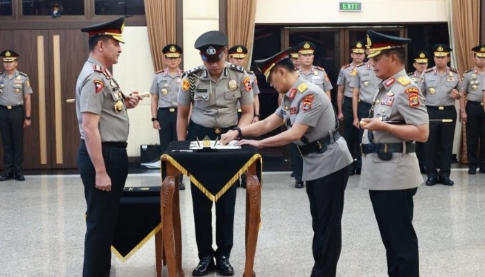 Jajaran Polri melaksanakan serah terima jabatan Kakorlantas Polri dan tiga Kapolda di Rupattama Mabes Polri, Jakarta, Senin (12/10/2026).