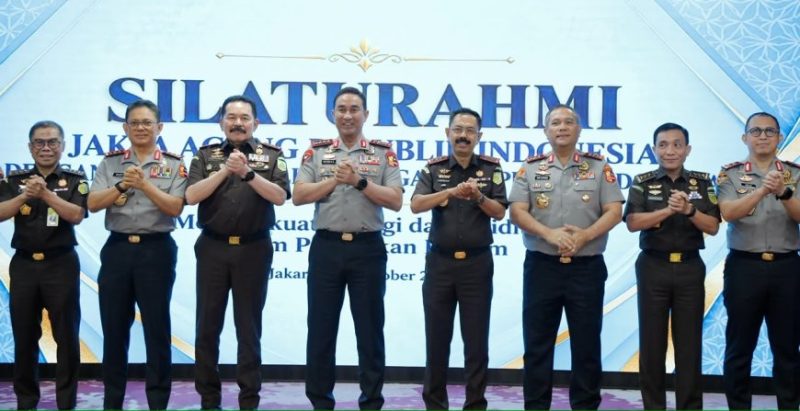 Kapolri Jenderal Polisi Suyudi Ario Seto bertemu dengan Jaksa Agung ST Burhanuddin untuk memperkuat sinergi dan kolaborasi penegakan hukum di Jakarta, Rabu (14/10/2026). (Foto: Tribratanews Polda Jatim)
