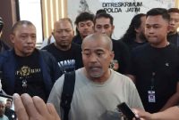 Petugas Ditreskrimum Polda Jatim mengungkap penangkapan terduga pelaku pembunuhan ibu dan anak yang ditangkap di Jombang.