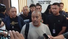 Petugas Ditreskrimum Polda Jatim mengungkap penangkapan terduga pelaku pembunuhan ibu dan anak yang ditangkap di Jombang.