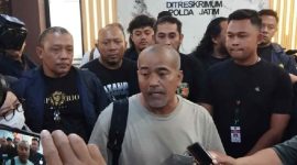 Petugas Ditreskrimum Polda Jatim mengungkap penangkapan terduga pelaku pembunuhan ibu dan anak yang ditangkap di Jombang.