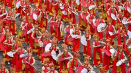 Ribuan penari tampil dalam pertunjukan Gandrung Sewu Banyuwangi. 
