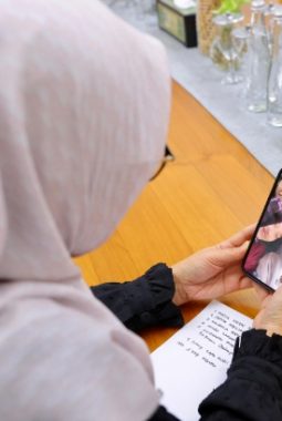 Bupati Ipuk Beri Dukungan kepada Penari Gandrung Sewu Korban Kebakaran Kapal